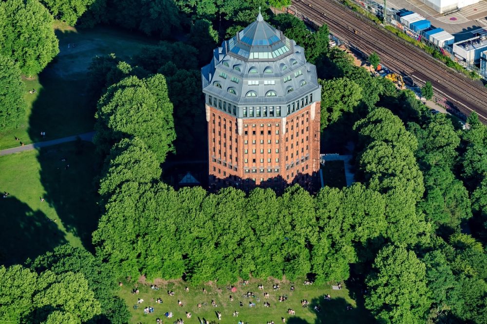 Hamburg aus der Vogelperspektive: Industriedenkmal Wasserturm im Ortsteil Sternschanze in Hamburg, Deutschland