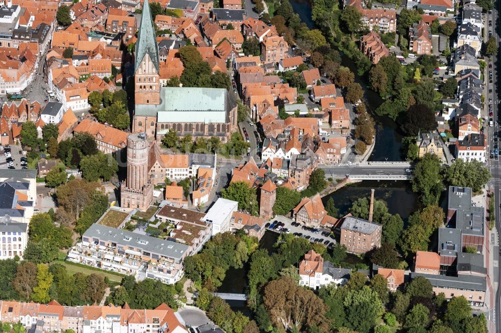 Lüneburg von oben - Industriedenkmal Wasserturm und Ratsmühle sowie die St.Johanniskirche in Lüneburg im Bundesland Niedersachsen, Deutschland