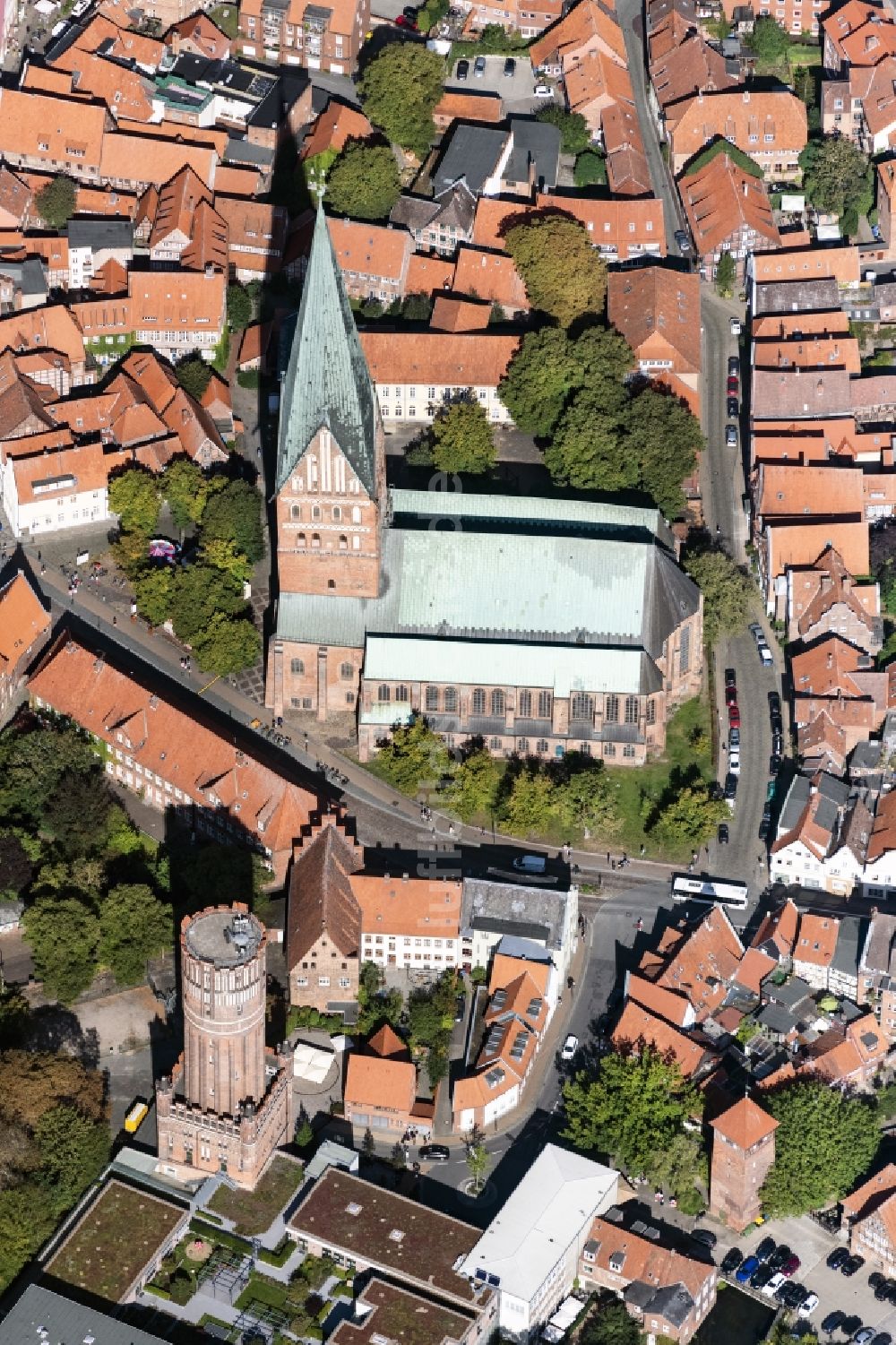 Lüneburg von oben - Industriedenkmal Wasserturm und Ratsmühle sowie die St.Johanniskirche in Lüneburg im Bundesland Niedersachsen, Deutschland