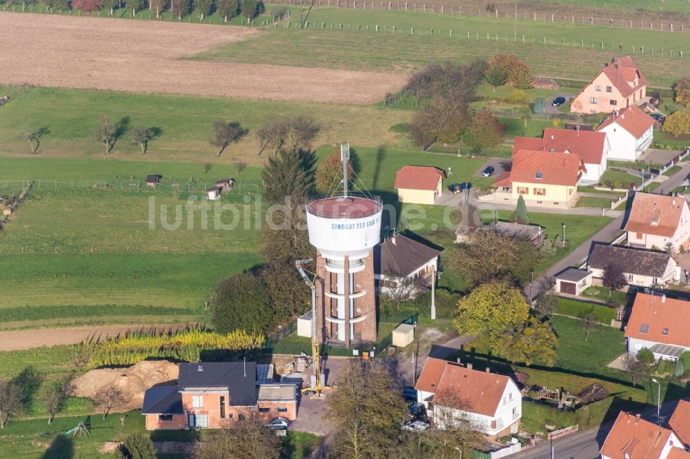 Luftaufnahme Rittershoffen - Industriedenkmal Wasserturm in Rittershoffen in Grand Est, Frankreich