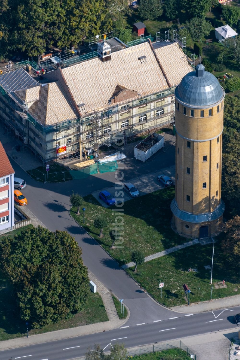 Rötha von oben - Industriedenkmal Wasserturm in Rötha im Bundesland Sachsen, Deutschland