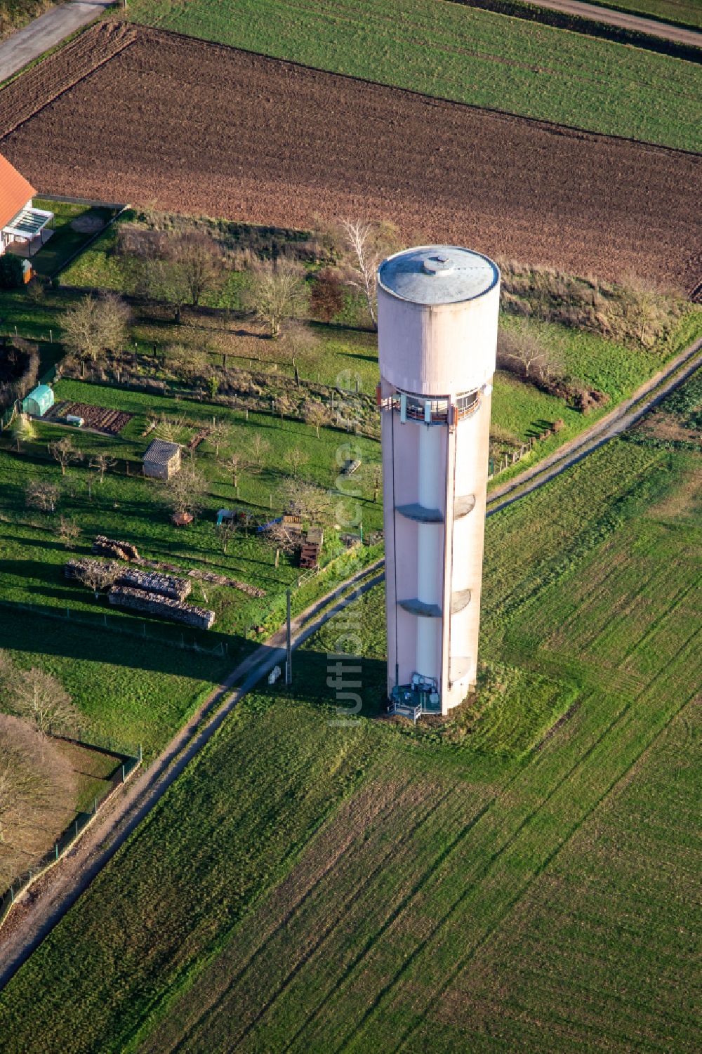 Schleithal von oben - Industriedenkmal Wasserturm in Schleithal in Grand Est, Frankreich
