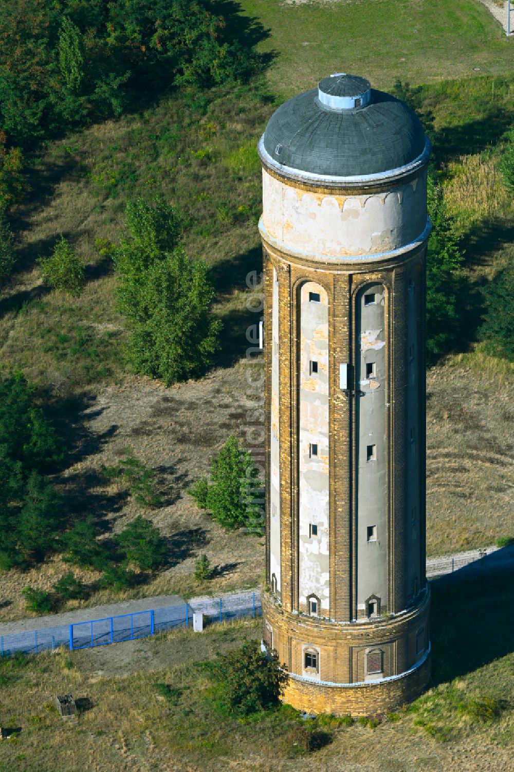Luftbild Wolfen - Industriedenkmal Wasserturm in Wolfen im Bundesland Sachsen-Anhalt, Deutschland