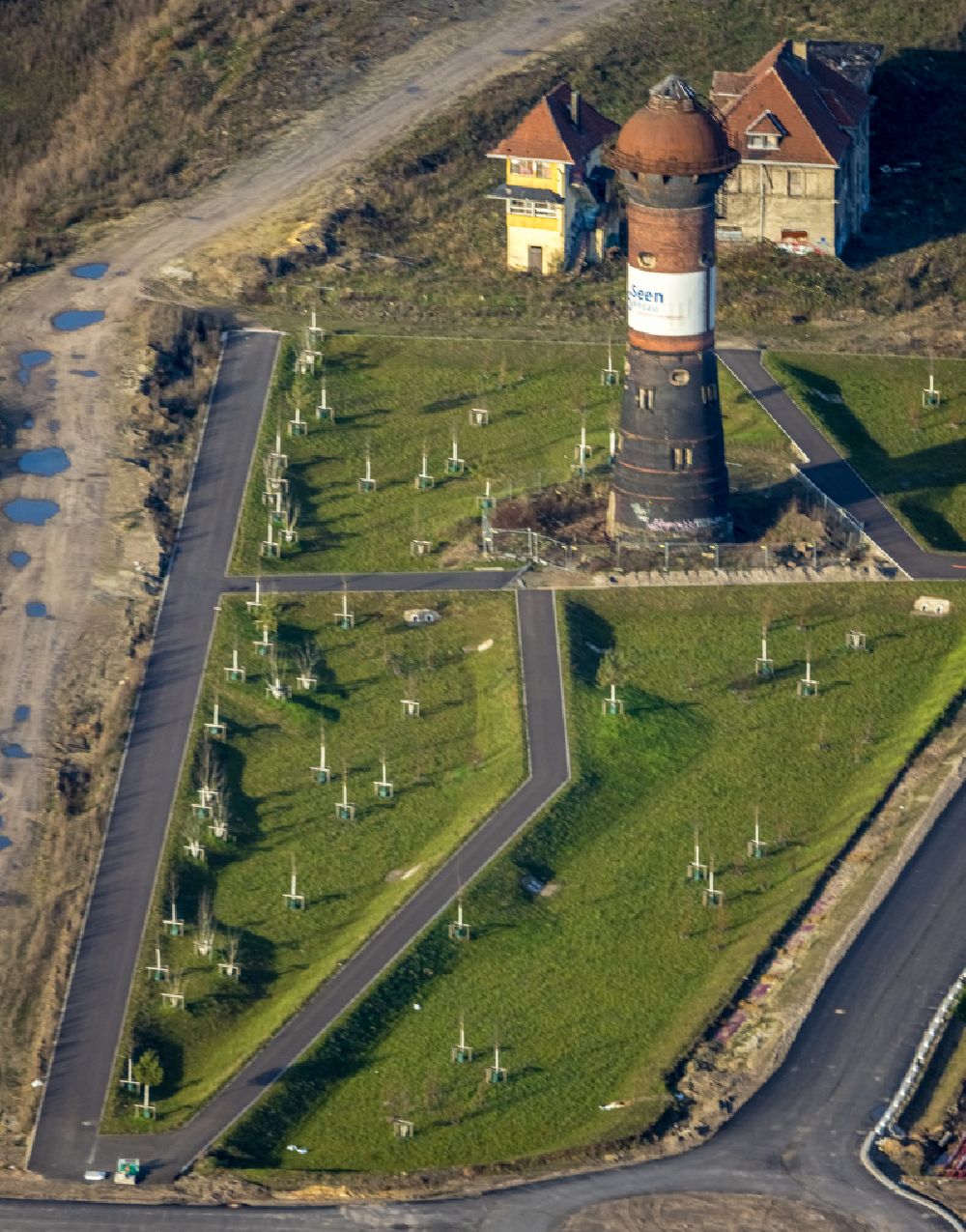 Luftaufnahme Duisburg - Industriedenkmal eines Wasserturmes in Duisburg im Bundesland Nordrhein-Westfalen, Deutschland