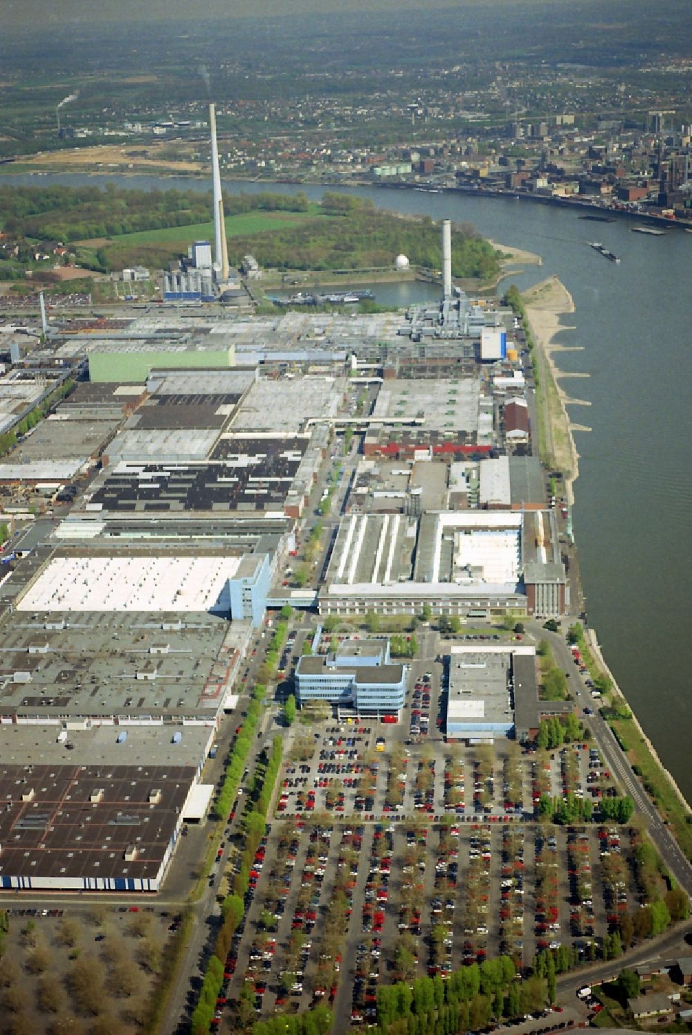 Luftaufnahme Köln - Niehl - Industriegebiet der Fordwerke am Ufer des Rhein im Stadtteil Niehl von Köln in Nordrhein-Westfalen NRW