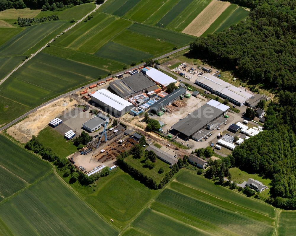 Luftaufnahme Pfalzfeld - Industriegebiet und forstwirtschaftliche Betriebe im Süden der Ortsgemeinde Pfalzfeld im Bundesland Rheinland-Pfalz
