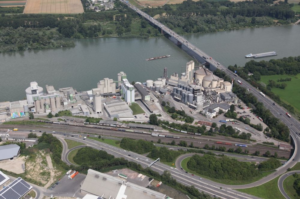 Mainz Weisenau aus der Vogelperspektive: Industriegebiet mit Zementwerk und Recyclinghof an der Weisenauer Brücke am Ufer des Rhein in Mainz Weisenau in Rheinland-Pfalz