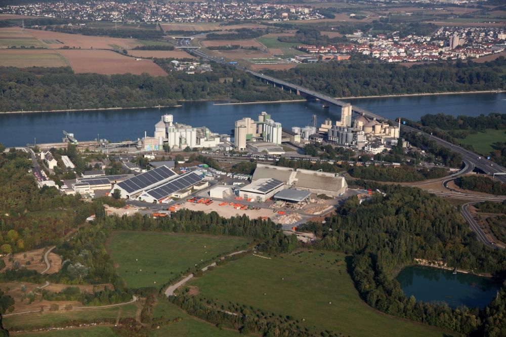 Mainz von oben - Industriegebiet mit Zementwerk und Recyclinghof an der Weisenauer Brücke am Ufer des Rhein in Mainz Weisenau in Rheinland-Pfalz