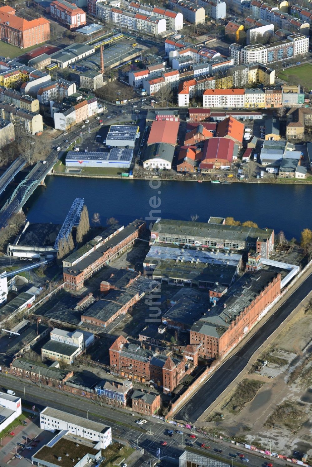 Luftbild Berlin - Industrieruine der ehemaligen Bärenquell Brauerei in Niederschöneweide in Berlin