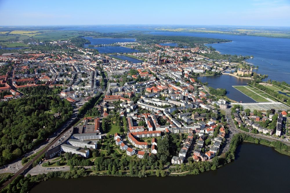 Luftaufnahme Schwerin - Innenstadt und des Altstadt - Zentrums von Schwerin, der Landeshauptstadt des Bundesland Mecklenburg-Vorpommern