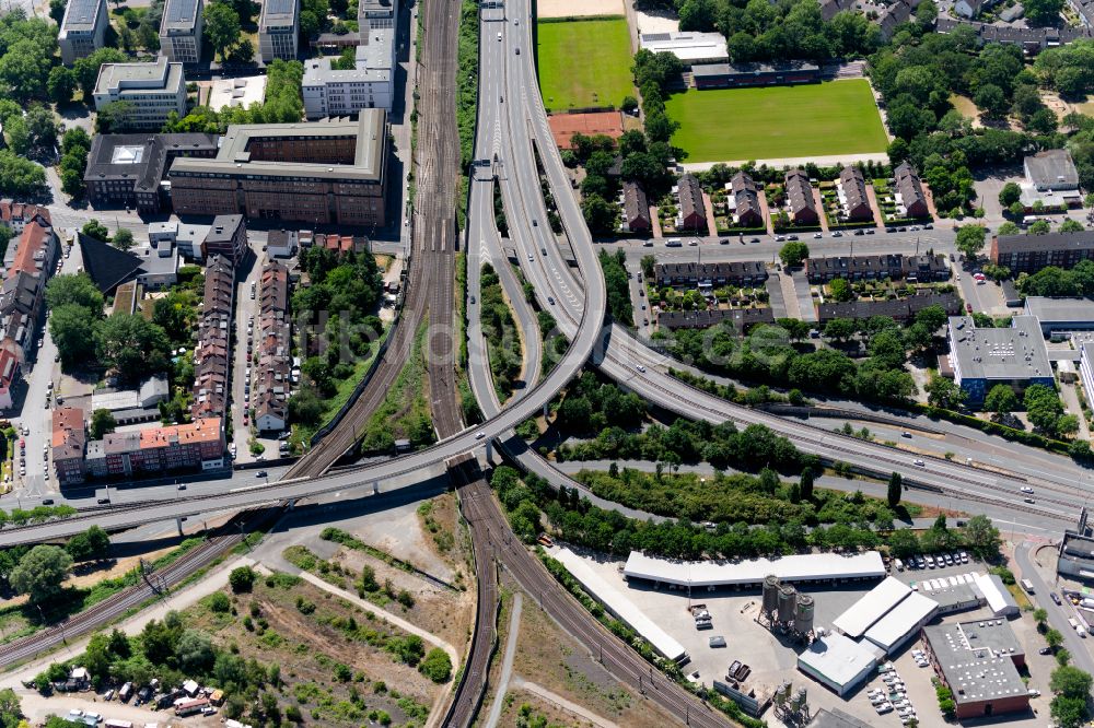 Bremen aus der Vogelperspektive: Innenstadt Bahnhofsvorstadt mit Straßenkreuz und Eisenbahnkreuz in Bremen, Deutschland