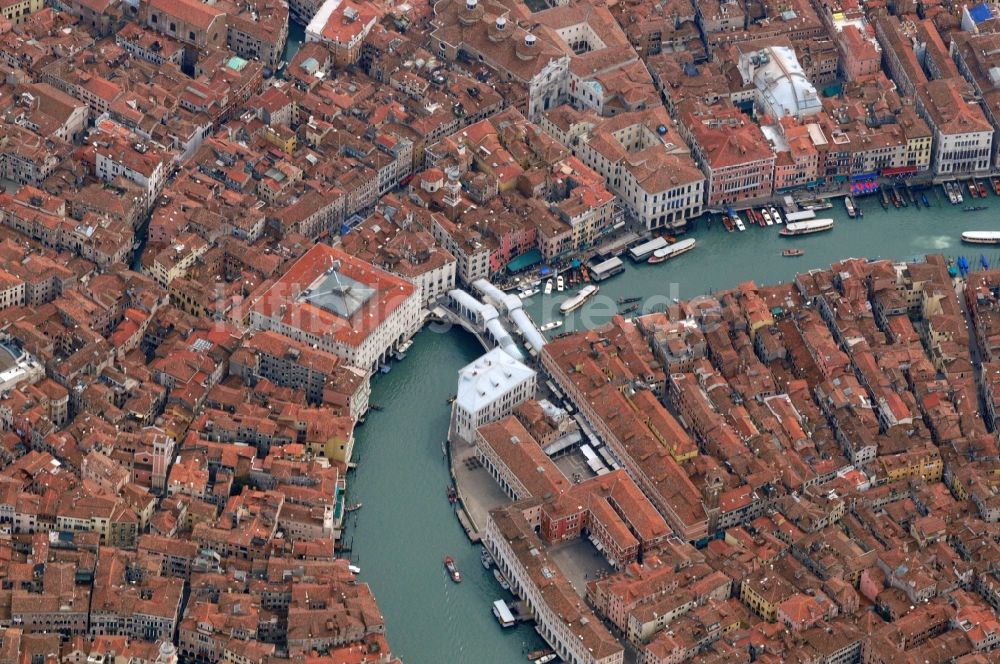 Venedig aus der Vogelperspektive: Innenstadt mit der Brücke Ponte di Rialto in Venedig in Italien
