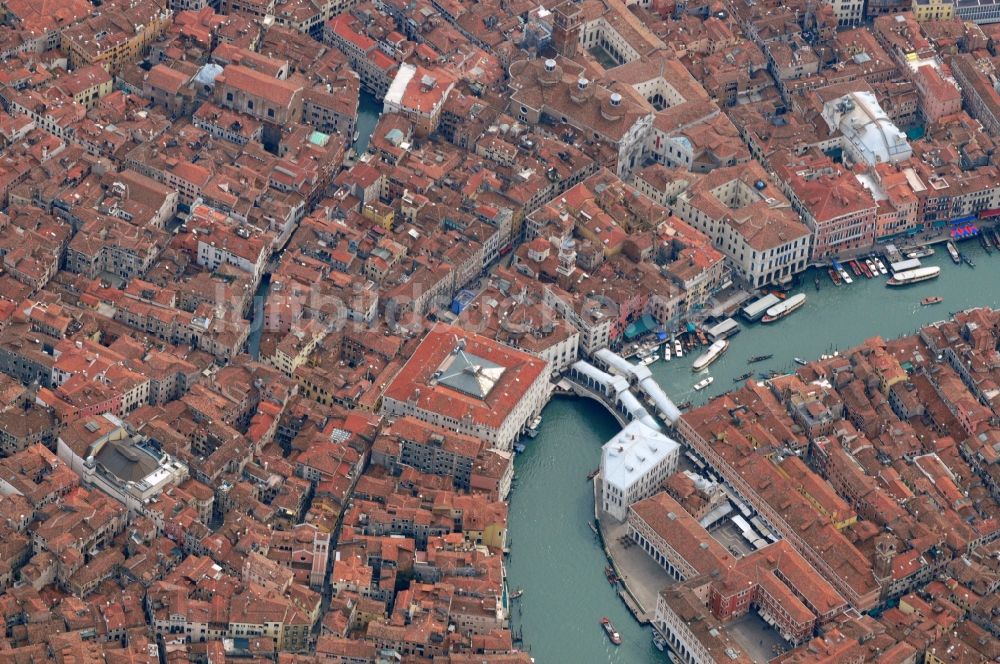 Luftbild Venedig - Innenstadt mit der Brücke Ponte di Rialto in Venedig in Italien
