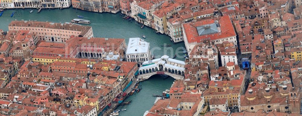 Luftaufnahme Venedig - Innenstadt mit der Brücke Ponte di Rialto in Venedig in Italien
