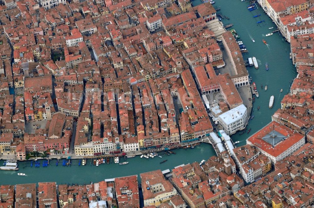 Luftbild Venedig - Innenstadt mit der Brücke Ponte di Rialto in Venedig in Italien
