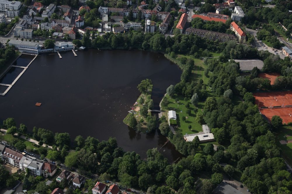 Luftbild Darmstadt - Innenstadt von Darmstadt am Naturbadesee Großer Woog in der Innenstadt von Darmstadt im Bundesland Hessen