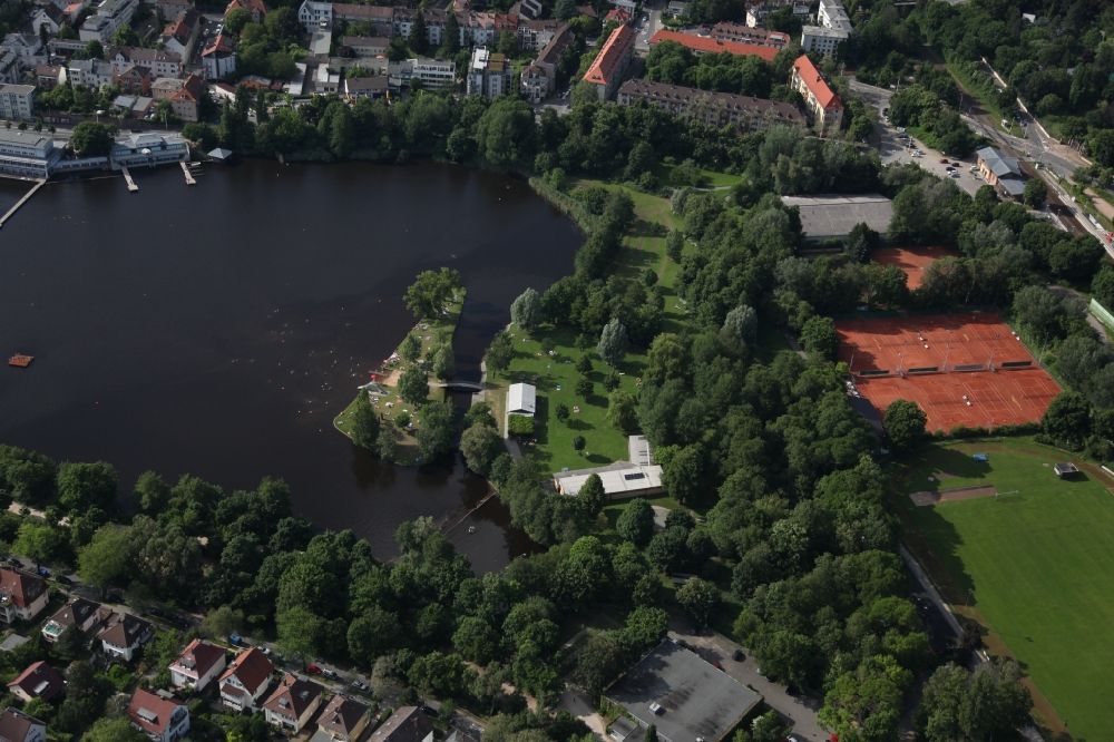 Luftaufnahme Darmstadt - Innenstadt von Darmstadt am Naturbadesee Großer Woog in der Innenstadt von Darmstadt im Bundesland Hessen