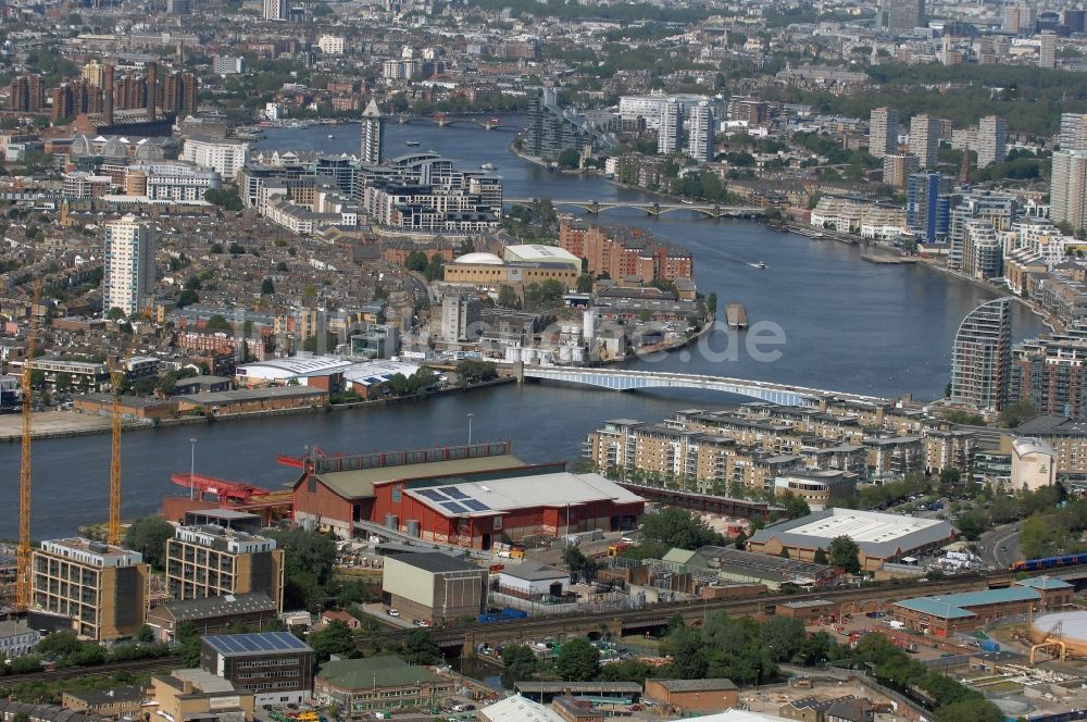 London von oben - Innenstadtansicht und die Themse mit der Battersea Bridge, der Eisenbahnbrücke an der Harbour Avenue sowie der Wandsworth Bridge im Stadtteil Wandsworth in London in der Grafschaft Greater London in Großbritannien