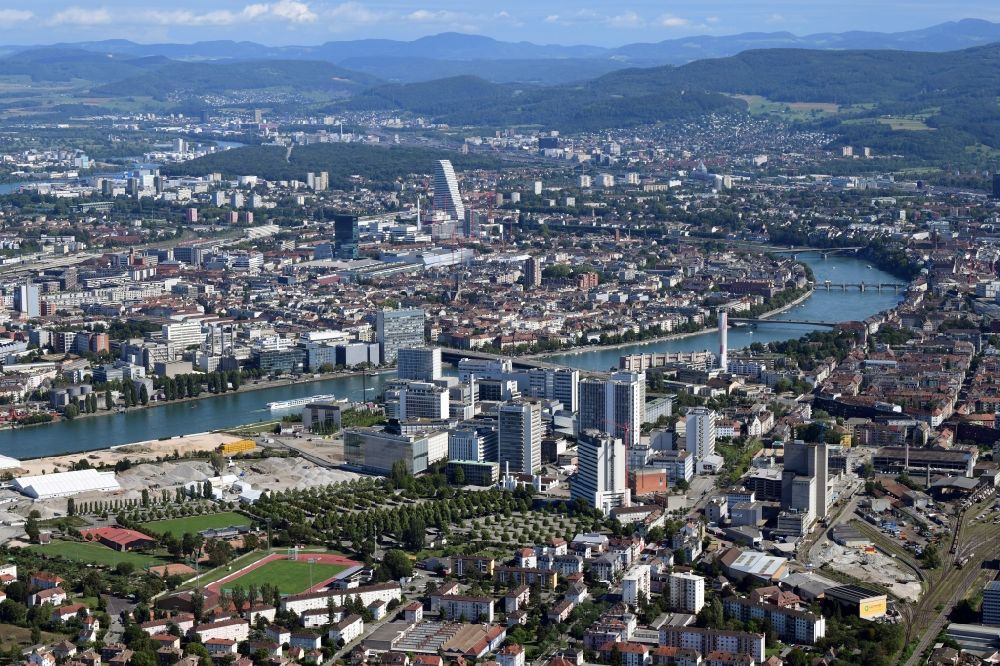 Basel von oben - Innenstadtbereich beim Novartis Campus am Flussverlauf am Rheinknie in Basel, Schweiz