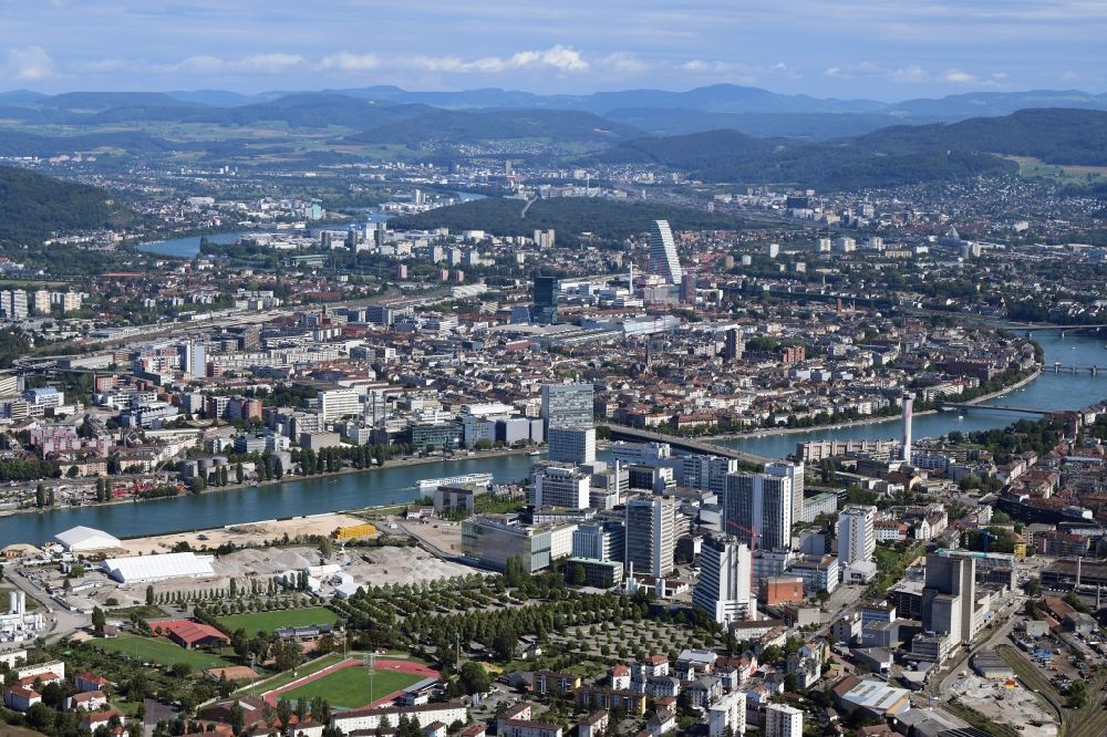 Basel aus der Vogelperspektive: Innenstadtbereich beim Novartis Campus am Flussverlauf am Rheinknie in Basel, Schweiz
