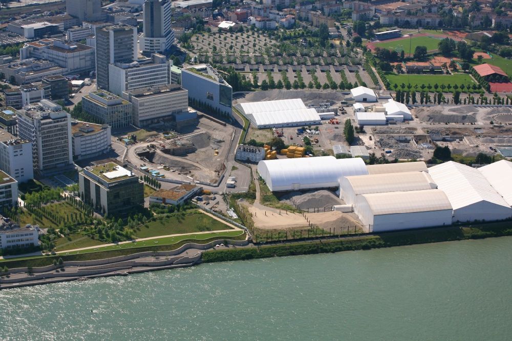 Basel von oben - Innenstadtbereich am Flussverlauf am Rhein beim Novartis Campus in Basel, Schweiz und dem Areal ARA Steih, (rechts) in Hüningen, Frankreich