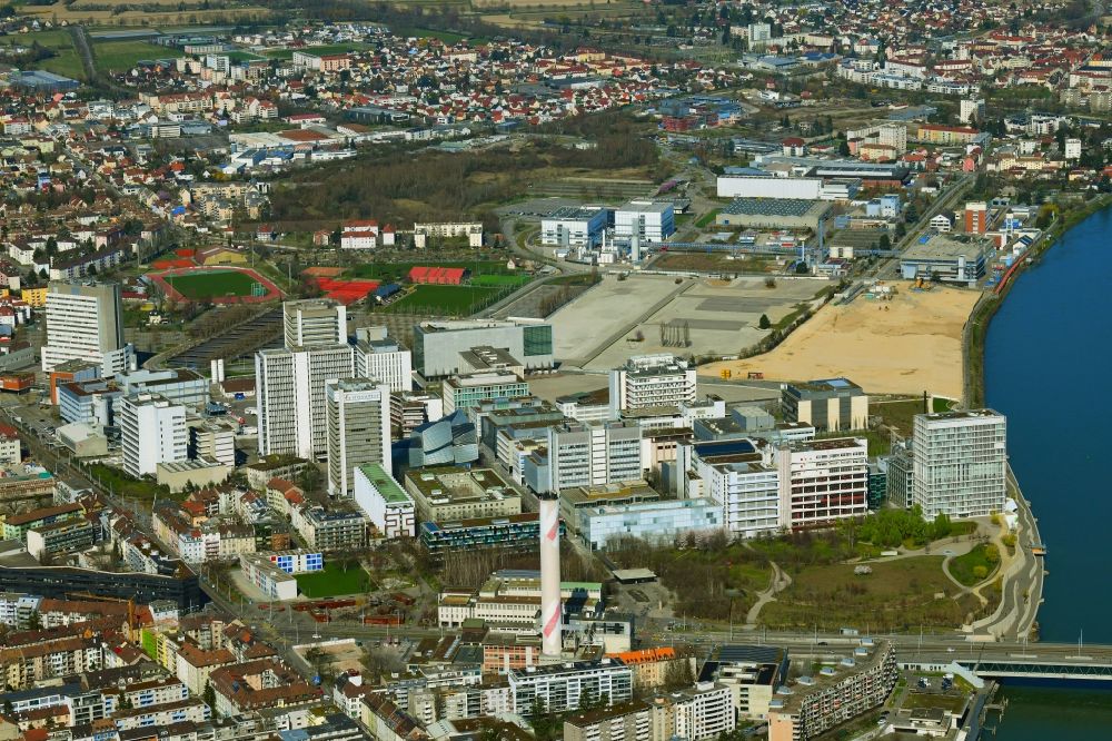 Luftbild Basel - Innenstadtbereich am Flussverlauf des Rheins beim Novartis Campus in Basel, Schweiz und dem Areal ARA Steih in Hüningen, Frankreich