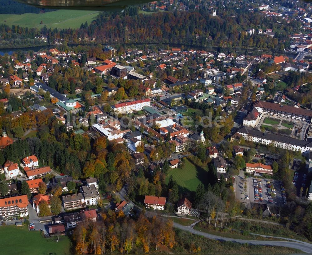 Luftbild Bad Tölz - Innenstadtbereich am Kurhaus und Freizeit-Center Alpamare in Bad Tölz im Bundesland Bayern, Deutschland