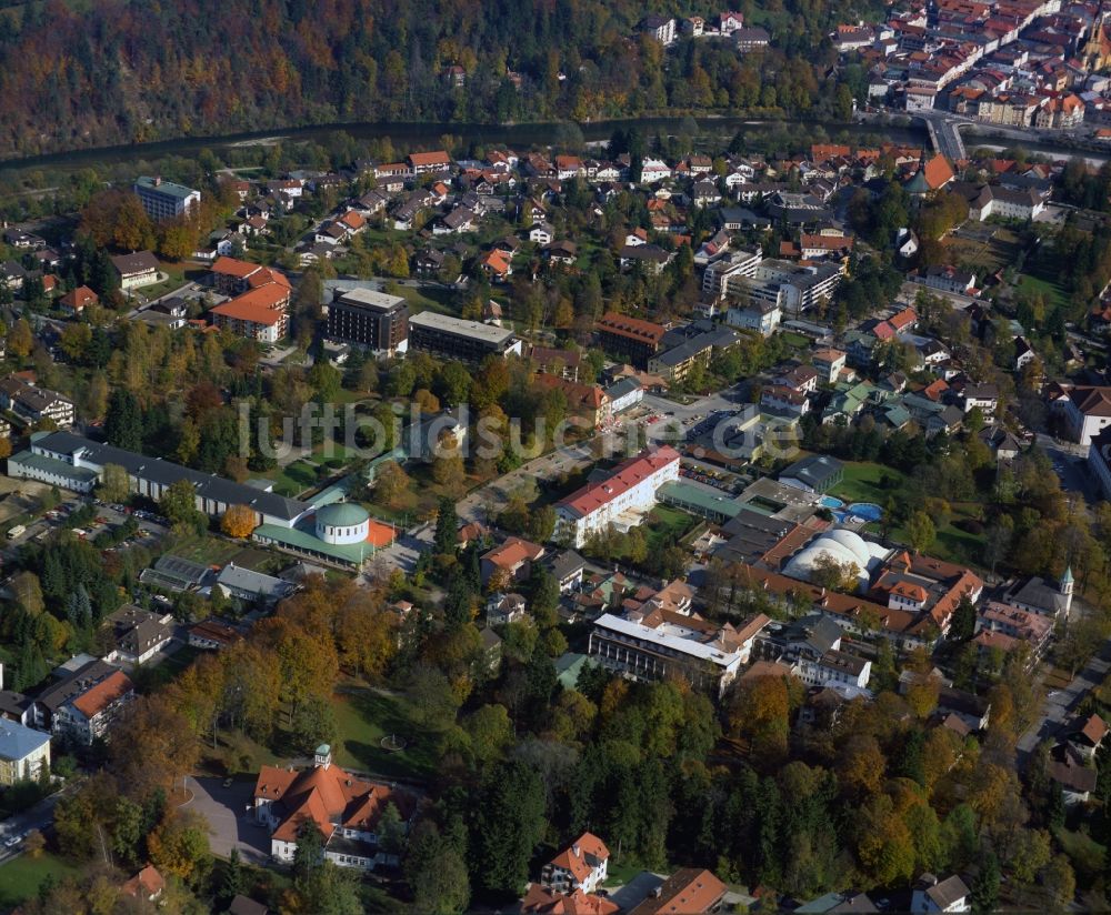 Luftaufnahme Bad Tölz - Innenstadtbereich am Kurhaus und Freizeit-Center Alpamare in Bad Tölz im Bundesland Bayern, Deutschland