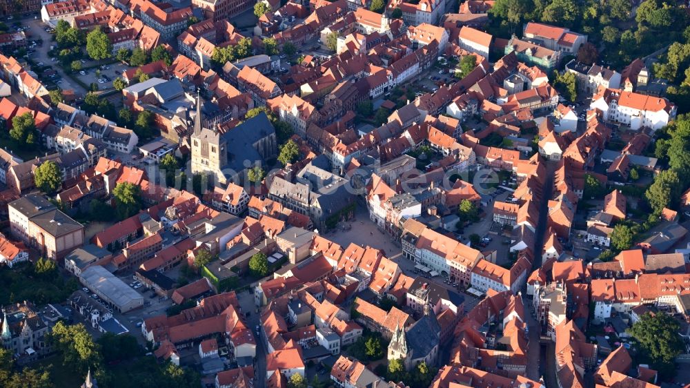 Luftaufnahme Quedlinburg - Innenstadtbereich mit der Marktkirche St. Benediktii in Quedlinburg im Bundesland Sachsen-Anhalt, Deutschland