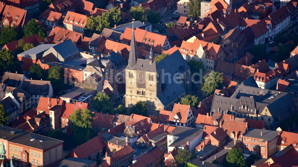 Quedlinburg aus der Vogelperspektive: Innenstadtbereich mit der Marktkirche St. Benediktii in Quedlinburg im Bundesland Sachsen-Anhalt, Deutschland