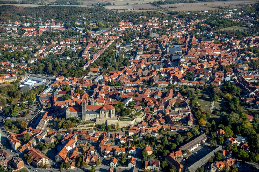 Luftaufnahme Quedlinburg - Innenstadtbereich mit dem Schlossmuseum Quedlinburg in Quedlinburg im Bundesland Sachsen-Anhalt, Deutschland