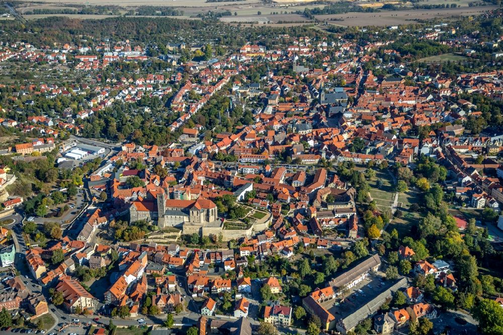 Quedlinburg von oben - Innenstadtbereich mit dem Schlossmuseum Quedlinburg in Quedlinburg im Bundesland Sachsen-Anhalt, Deutschland