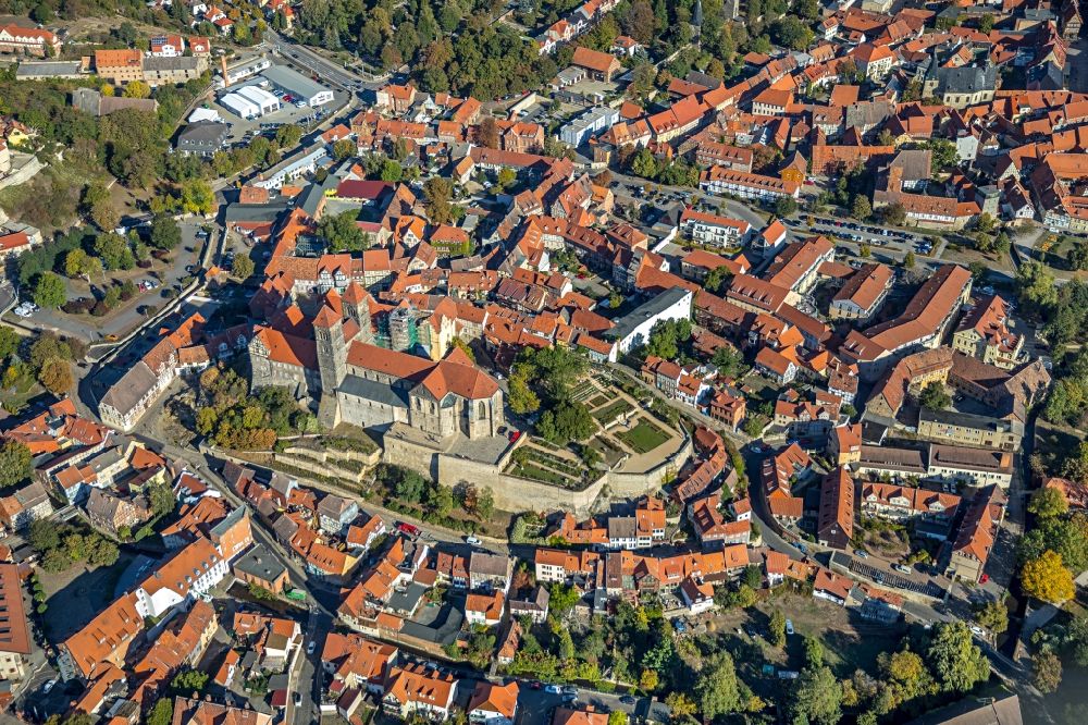 Quedlinburg aus der Vogelperspektive: Innenstadtbereich mit dem Schlossmuseum Quedlinburg in Quedlinburg im Bundesland Sachsen-Anhalt, Deutschland