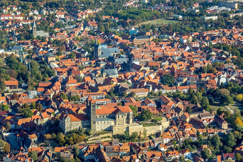 Luftbild Quedlinburg - Innenstadtbereich mit dem Schlossmuseum Quedlinburg in Quedlinburg im Bundesland Sachsen-Anhalt, Deutschland