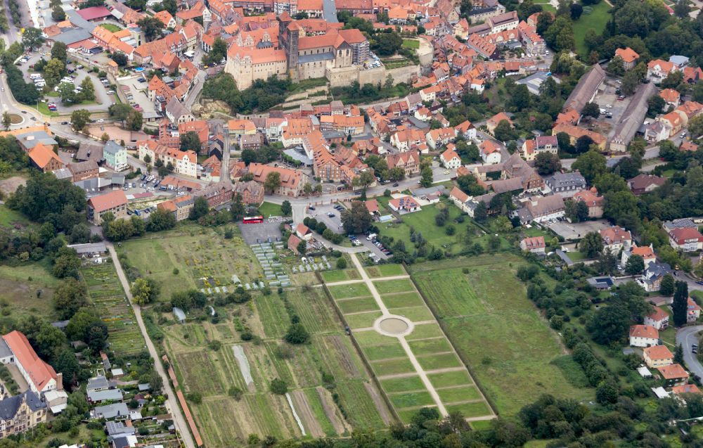 Luftaufnahme Quedlinburg - Innenstadtbereich mit dem Schlossmuseum Quedlinburg in Quedlinburg im Bundesland Sachsen-Anhalt, Deutschland