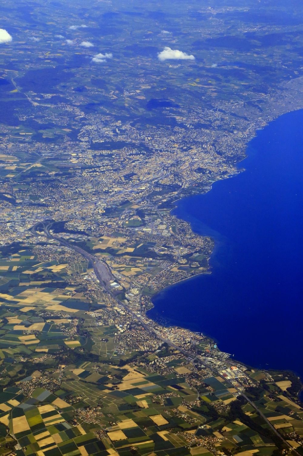 Luftbild Lausanne - Innenstadtbereich und Siedlingsgebiet an den Uferbereichen des Genfer Sees in Lausanne im Kanton Vaud, Schweiz