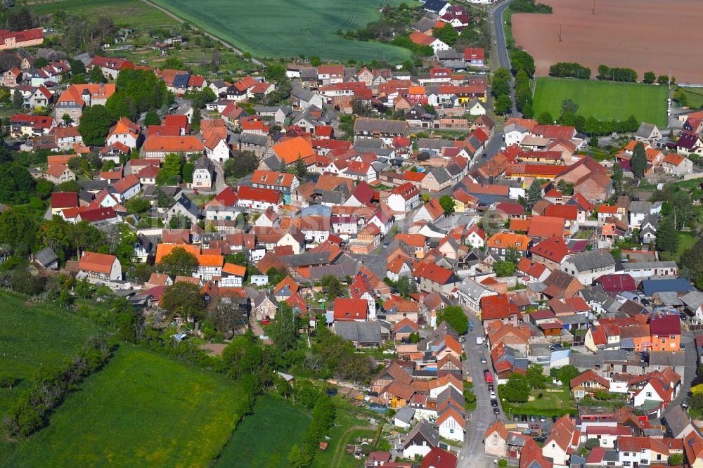 Luftaufnahme Auleben - Innenstadtbereich am Stadtrand mit landwirtschaftlichen Feldern in Auleben im Bundesland Thüringen, Deutschland