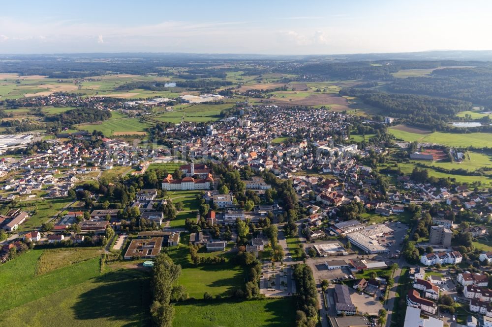 Luftaufnahme Bad Schussenried - Innenstadtbereich am Stadtrand mit landwirtschaftlichen Feldern in Bad Schussenried im Bundesland Baden-Württemberg, Deutschland