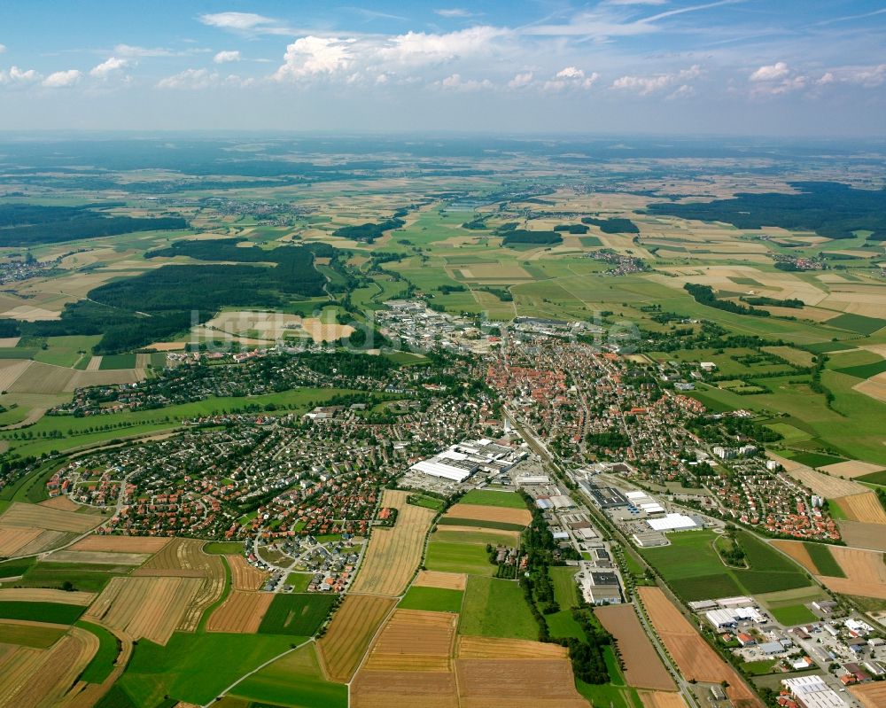Biberach an der Riß von oben - Innenstadtbereich am Stadtrand mit landwirtschaftlichen Feldern in Biberach an der Riß im Bundesland Baden-Württemberg, Deutschland