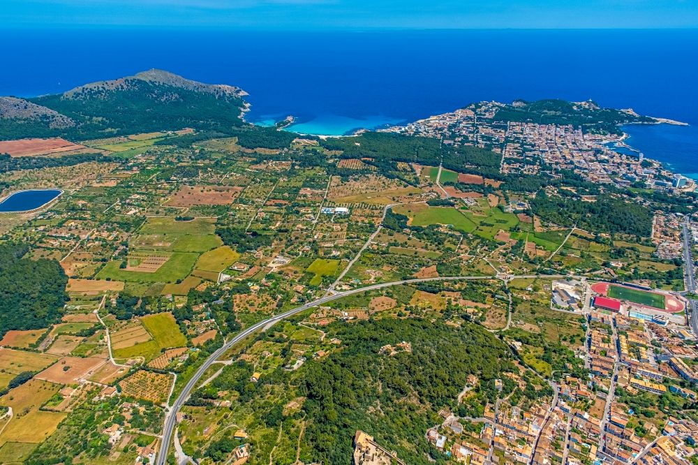 Luftaufnahme Capdepera - Innenstadtbereich am Stadtrand mit landwirtschaftlichen Feldern entlang des Straßenverlaufs der Ma-15 in Capdepera in Balearische Insel Mallorca, Spanien