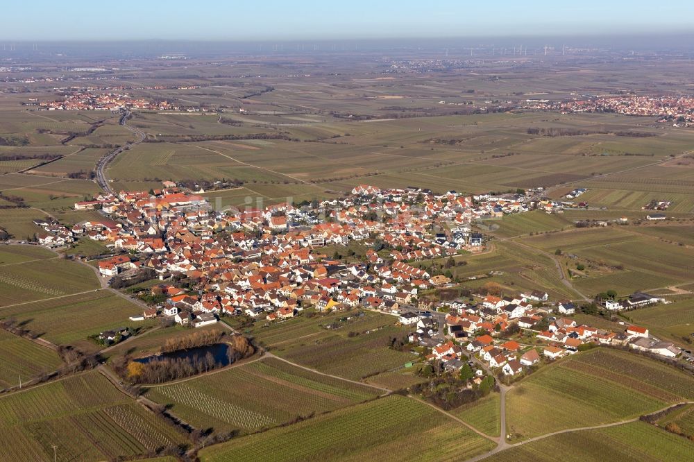 Kallstadt von oben - Innenstadtbereich am Stadtrand mit landwirtschaftlichen Feldern in Kallstadt im Bundesland Rheinland-Pfalz, Deutschland
