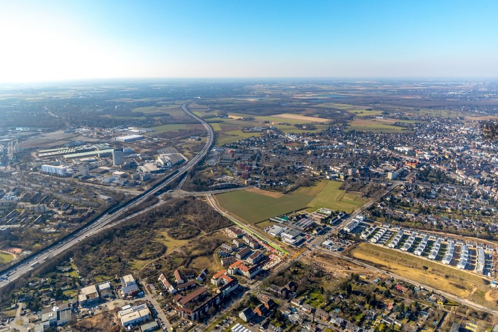 Luftaufnahme Düsseldorf - Innenstadtbereich am Stadtrand mit landwirtschaftlichen Feldern im Ortsteil Heerdt in Düsseldorf im Bundesland Nordrhein-Westfalen, Deutschland