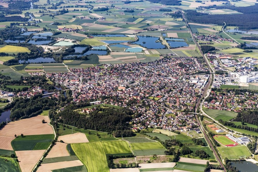 Schwarzenfeld von oben - Innenstadtbereich am Stadtrand mit landwirtschaftlichen Feldern in Schwarzenfeld im Bundesland Bayern, Deutschland