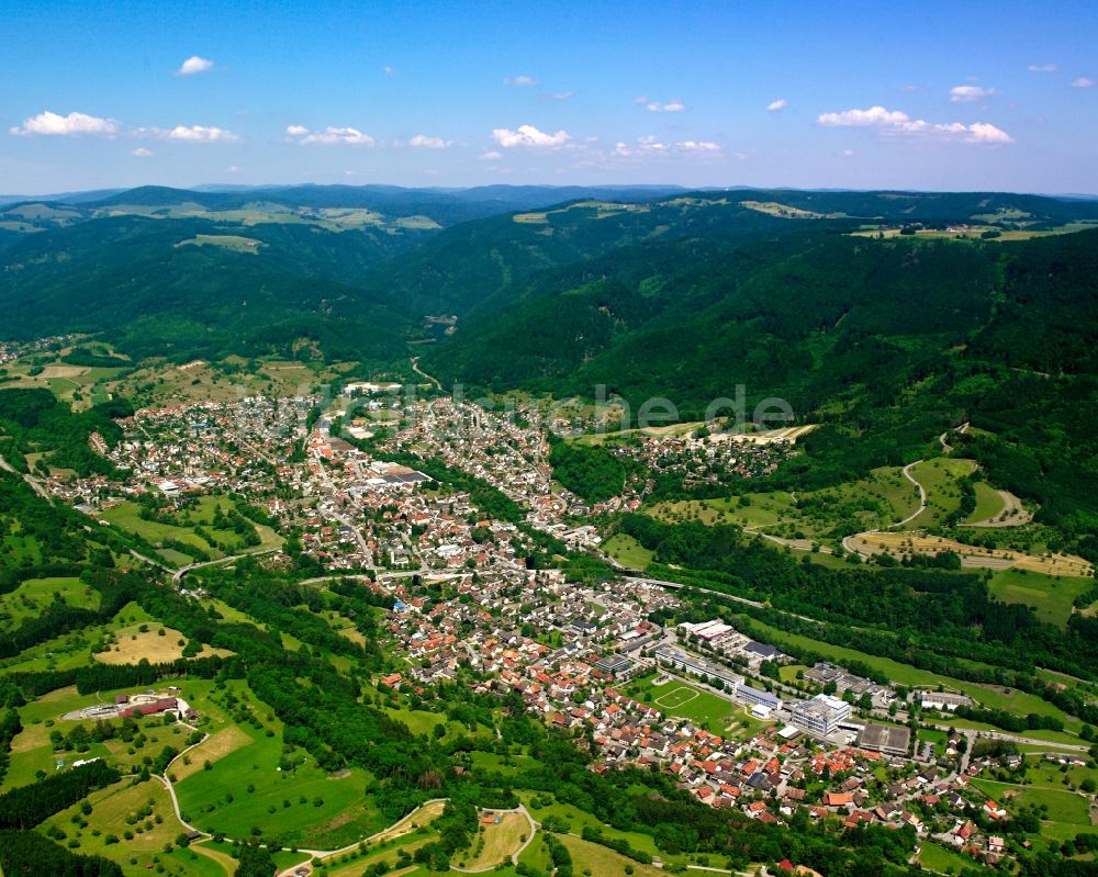 Luftaufnahme Wehr - Innenstadtbereich am Stadtrand mit landwirtschaftlichen Feldern in Wehr im Bundesland Baden-Württemberg, Deutschland