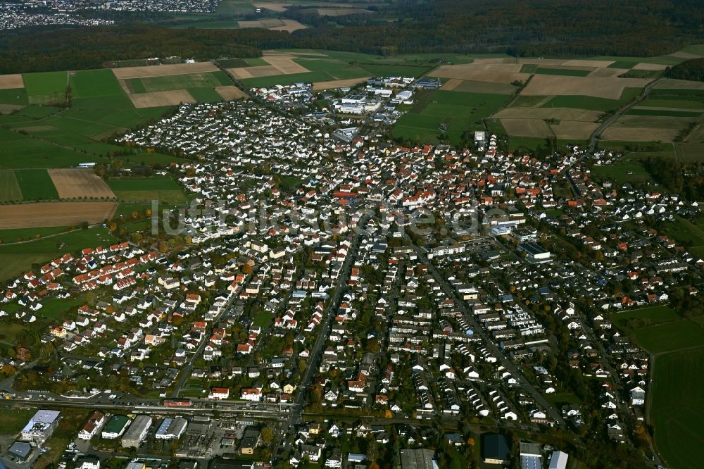 Wehrheim von oben - Innenstadtbereich am Stadtrand mit landwirtschaftlichen Feldern in Wehrheim im Bundesland Hessen, Deutschland