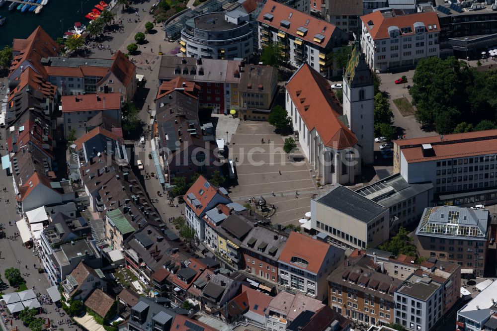 Luftbild Friedrichshafen - Innenstadtbereich mit der Stadtverwaltung - Rathaus und der Kirche St. Nikolaus in Friedrichshafen im Bundesland Baden-Württemberg, Deutschland