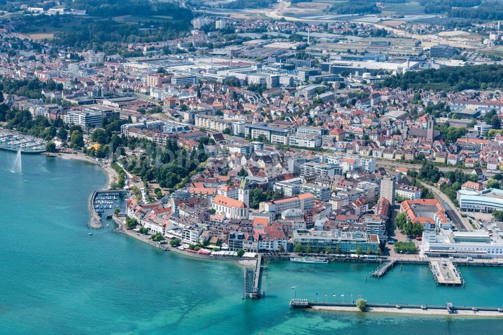Friedrichshafen aus der Vogelperspektive: Innenstadtbereich am Ufer des Bodensees in Friedrichshafen im Bundesland Baden-Württemberg, Deutschland