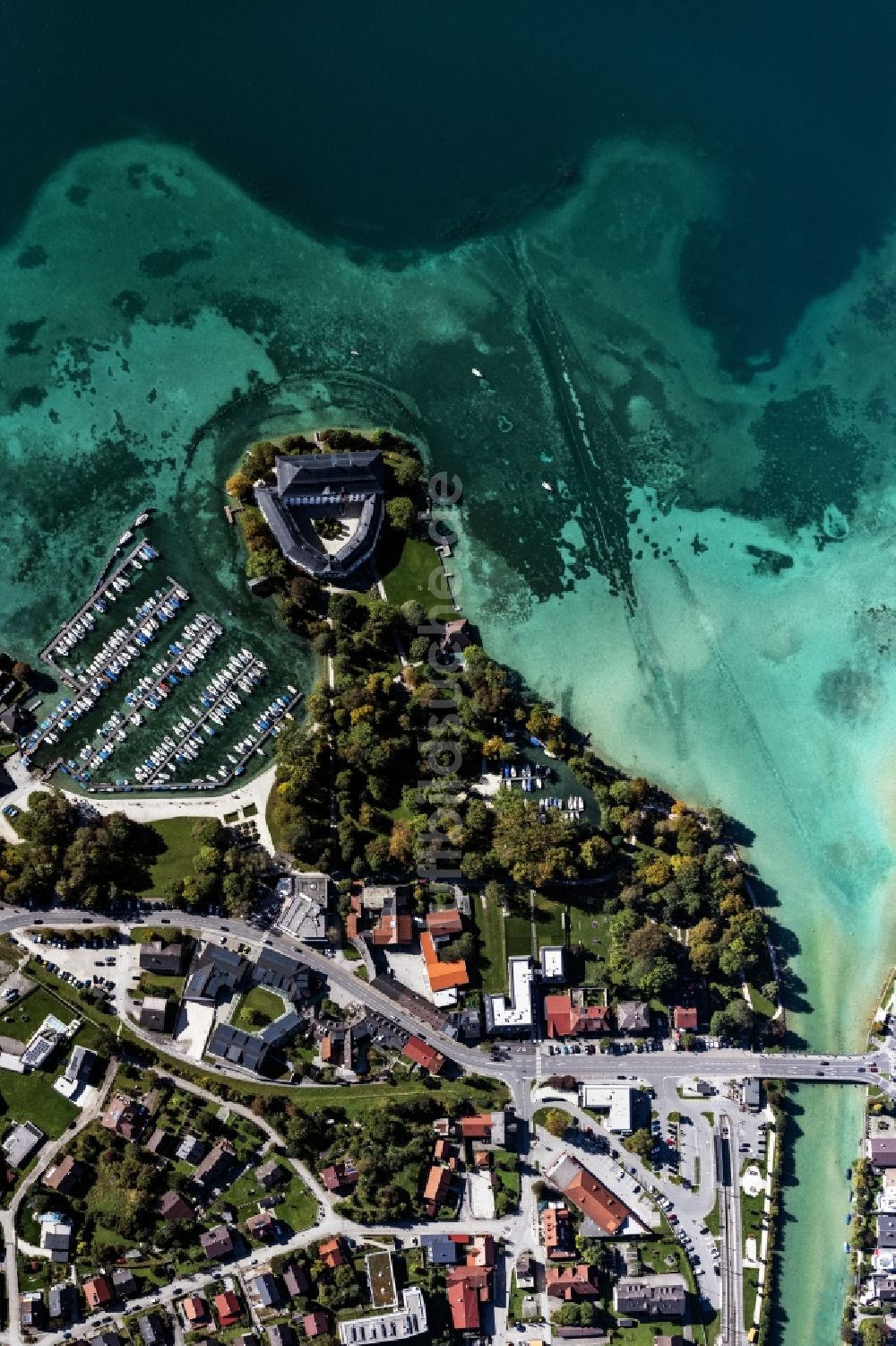 Luftaufnahme Schörfling am Attersee - Innenstadtbereich an den Uferbereichen des Attersee und der Flussmündung der Ager in Kammer in Oberösterreich, Österreich