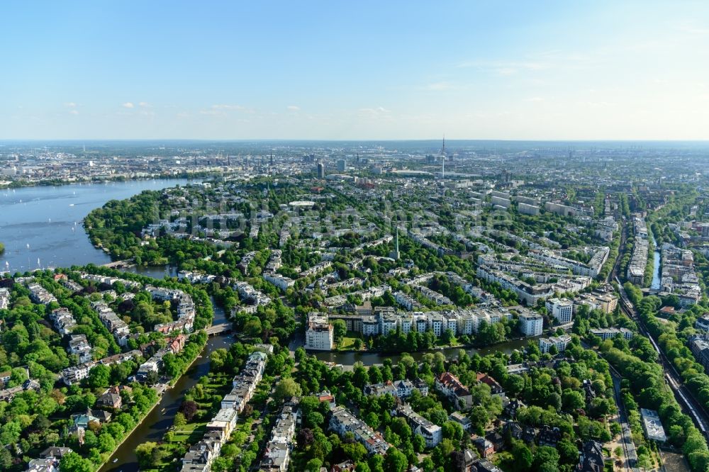 Hamburg aus der Vogelperspektive: Innenstadtbereich an den Uferbereichen der Außenalster in Hamburg, Deutschland