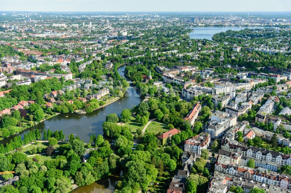 Luftbild Hamburg - Innenstadtbereich an den Uferbereichen der Außenlaster mit Wohngebäuden in Hamburg, Deutschland
